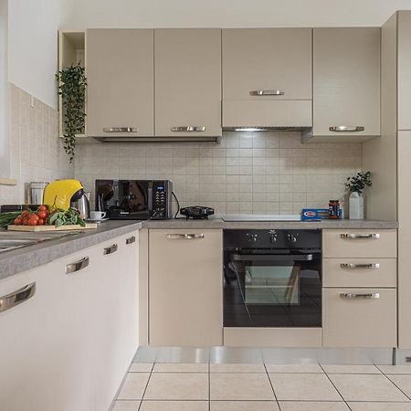 Hygge Family Apartment - One Step Away From The Lake!!! Сірміоне Екстер'єр фото