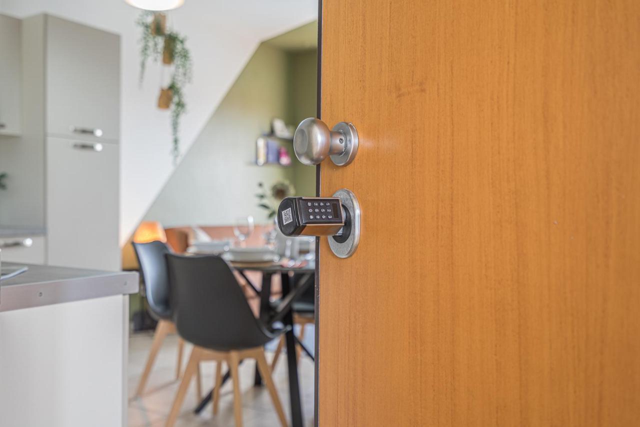 Hygge Family Apartment - One Step Away From The Lake!!! Сірміоне Екстер'єр фото