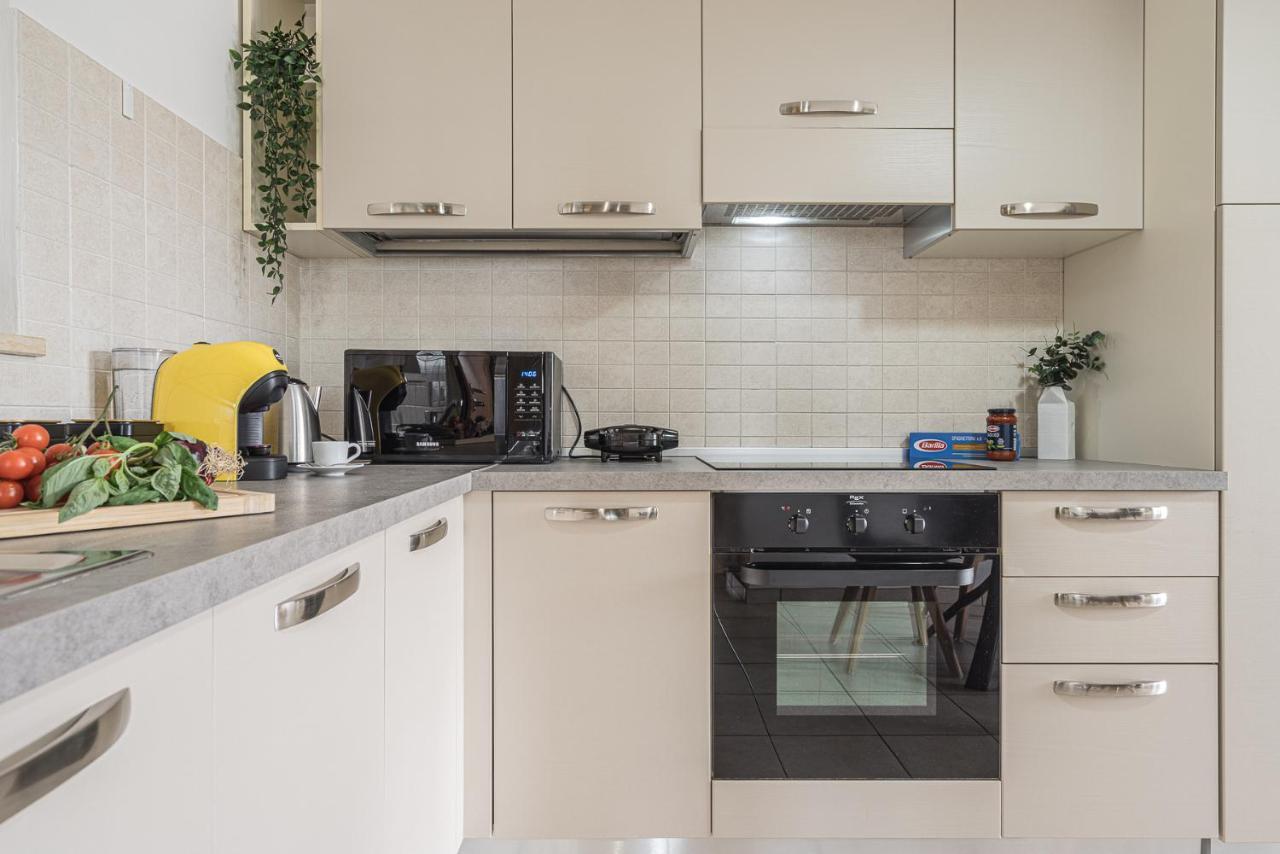 Hygge Family Apartment - One Step Away From The Lake!!! Сірміоне Екстер'єр фото