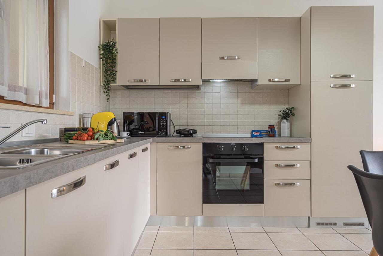 Hygge Family Apartment - One Step Away From The Lake!!! Сірміоне Екстер'єр фото