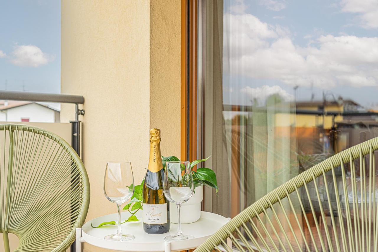 Hygge Family Apartment - One Step Away From The Lake!!! Сірміоне Екстер'єр фото