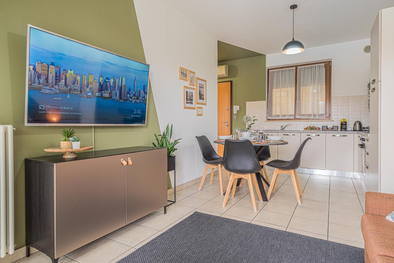 Hygge Family Apartment - One Step Away From The Lake!!! Сірміоне Екстер'єр фото