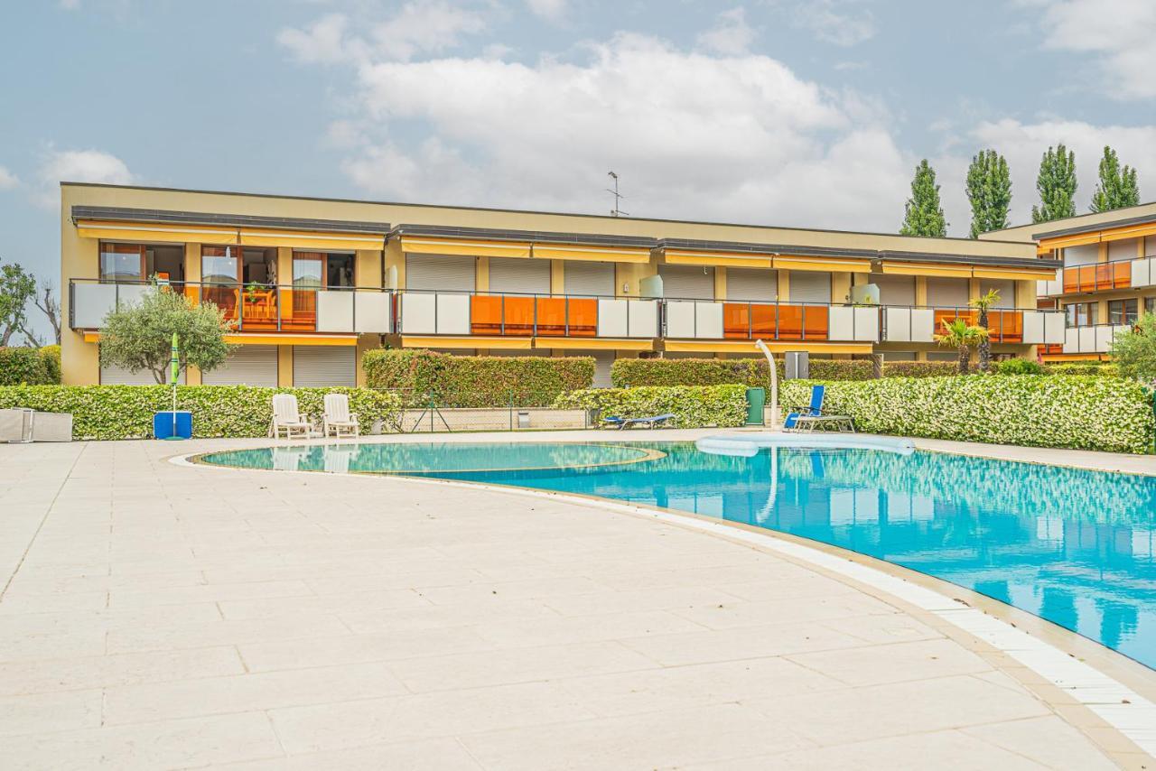 Hygge Family Apartment - One Step Away From The Lake!!! Сірміоне Екстер'єр фото