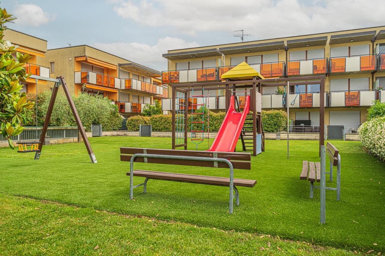 Hygge Family Apartment - One Step Away From The Lake!!! Сірміоне Екстер'єр фото