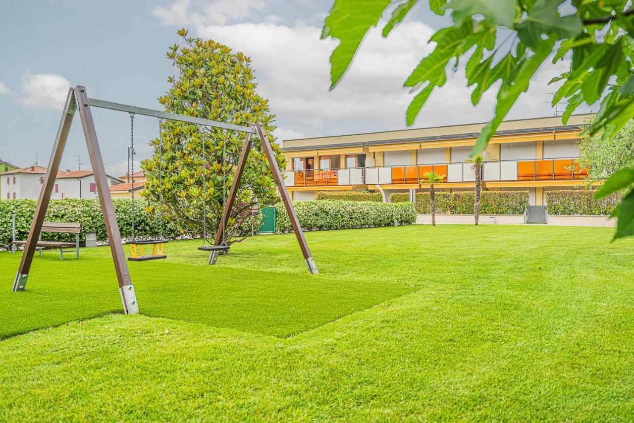 Hygge Family Apartment - One Step Away From The Lake!!! Сірміоне Екстер'єр фото