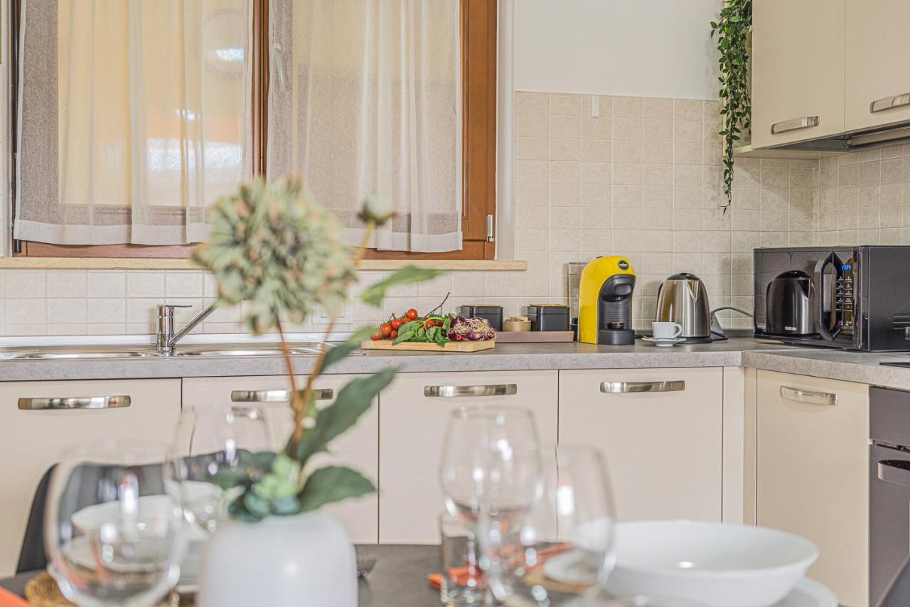 Hygge Family Apartment - One Step Away From The Lake!!! Сірміоне Екстер'єр фото