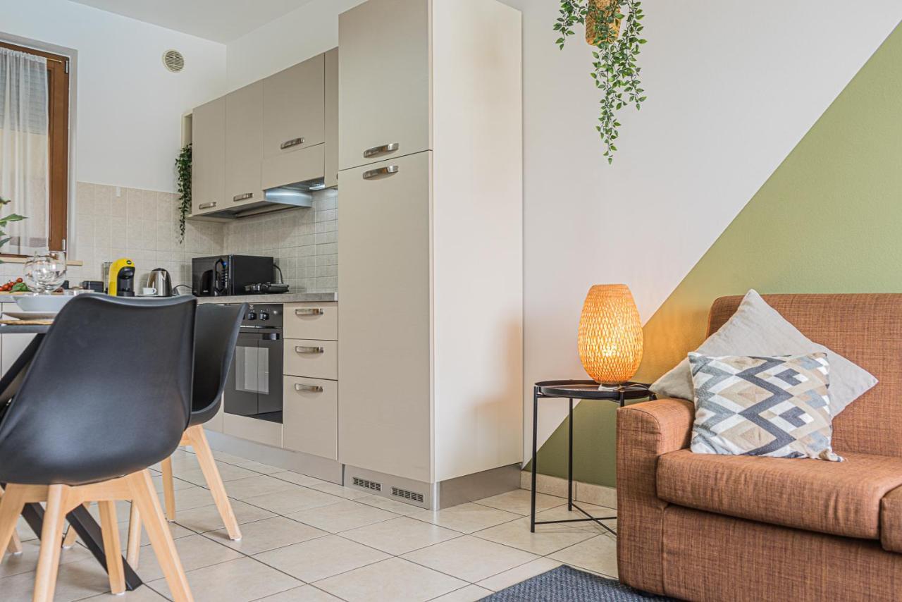 Hygge Family Apartment - One Step Away From The Lake!!! Сірміоне Екстер'єр фото