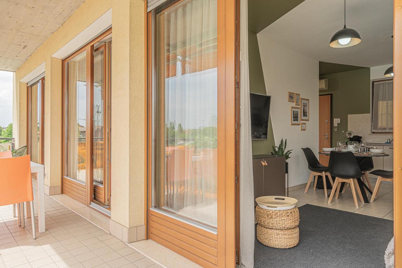 Hygge Family Apartment - One Step Away From The Lake!!! Сірміоне Екстер'єр фото